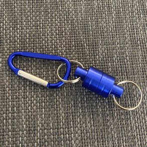 Magnet med karabin Bl  